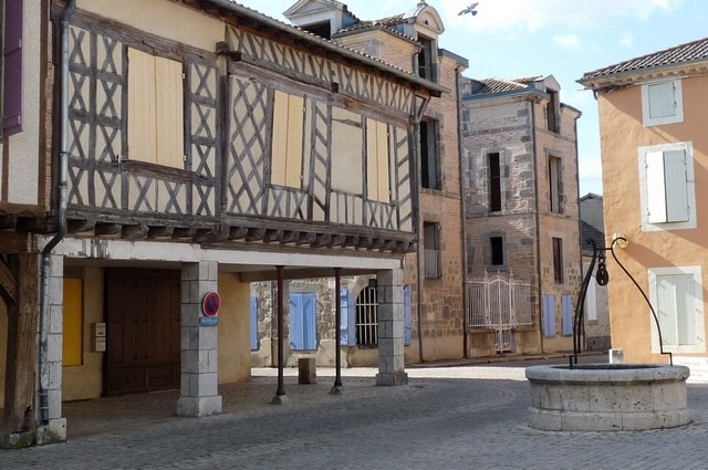 L'ancienne maison de l'échevin et le puits de la place Armand Fallières, Damazan (Lot et Garonne) 2 mai 2009