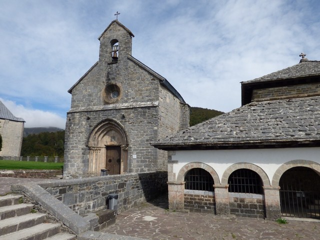 La Chapelle St Jacques et la Chapelle du St Esprit "Silo de Charlemagne",  Roncesvalles (Navarre) (Espagne) 26 septembre 2015