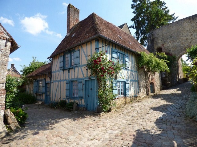 La maison bleue et la vieille porte, Gerberoy (Oise) 8 juin 2015