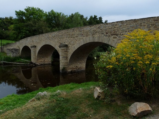 Vieux pont sur la Senouire, Lavaudieu (Haute Loire) 8 septembre 2014