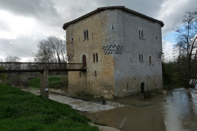 Le moulin fortifié sur le Dropt,  Bagas (Gironde) 30 mars 2013