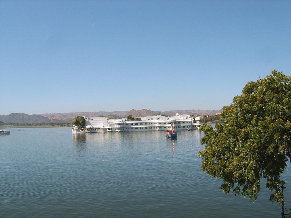 Udaipur - Das Lake Palace Hotel -  Am Ufer des Lake Pichola