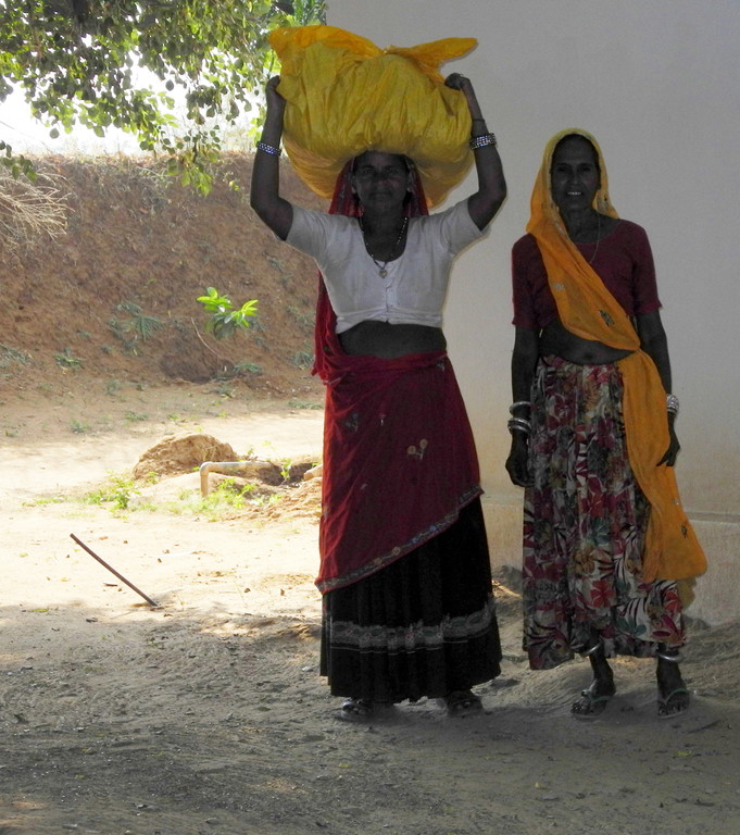 Hotel Tiger Dan Resort Ranthambore- liebenswürdige Frauen am Arbeiten