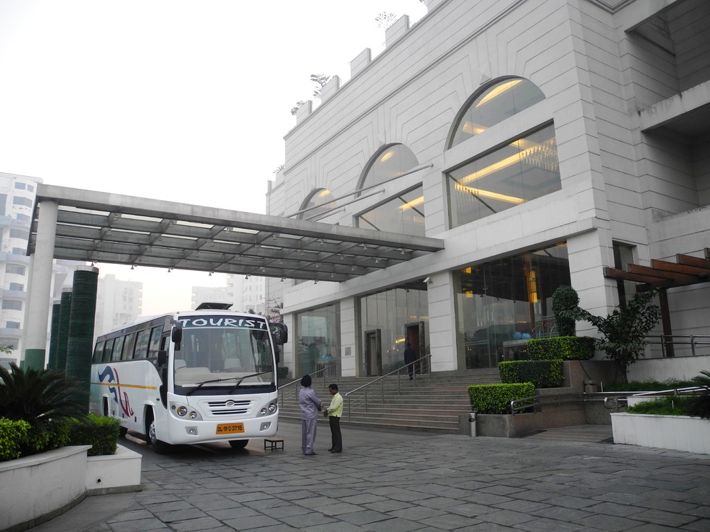 Frühmorgens Wegfahrt vom Hotel Hilton in Delhi