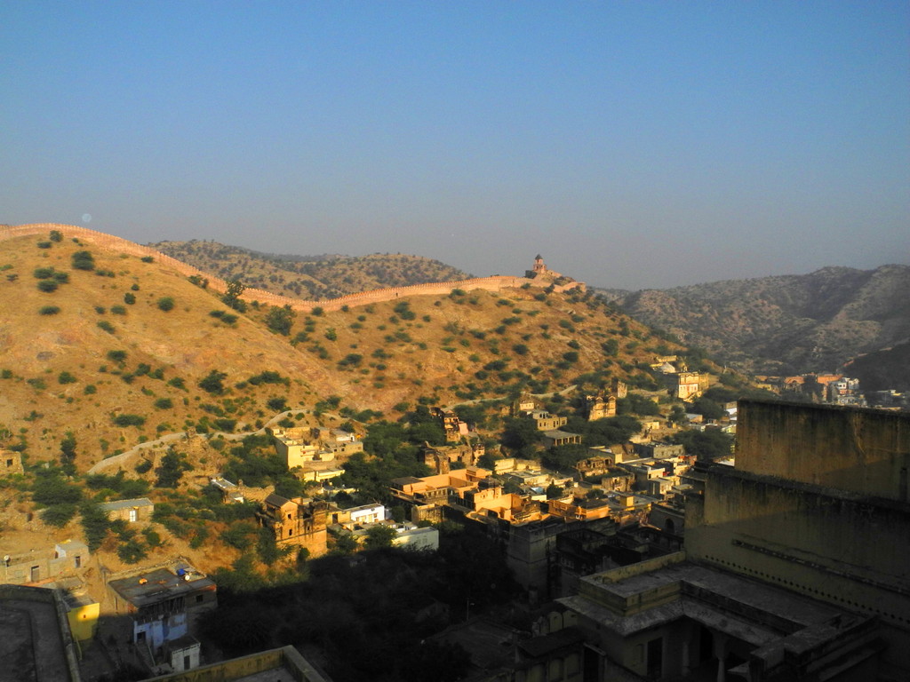 Hoch oben am Berg thront die Festung Jaigarh Fort (1725)