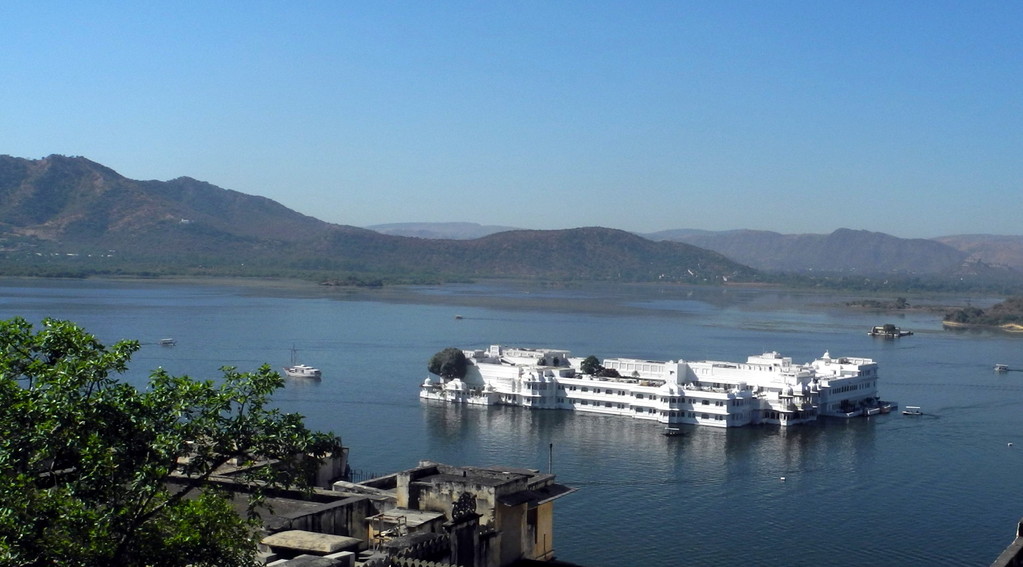 Udaipur - City Palace - Aussicht mit Lake Palace Hotel