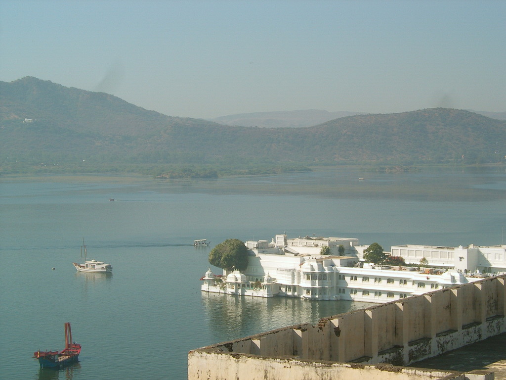 Udaipur - City Palace - Aussicht mit Lake Palace Hotel