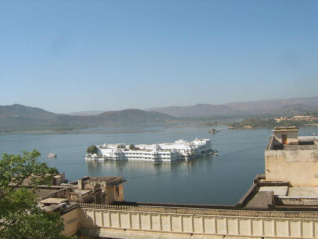 Udaipur - City Palace - Aussicht mit Lake Palace Hotel