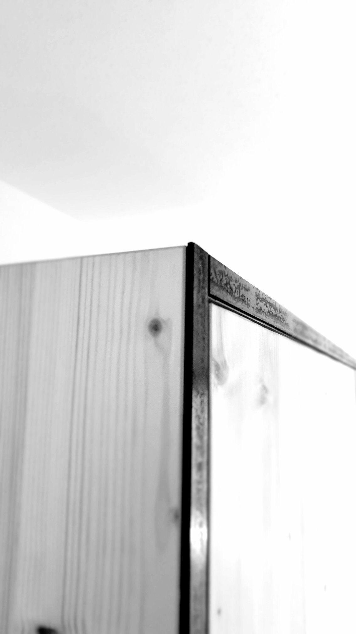 Fichtenschrank gebürstet mit Schwarzstahl geölt