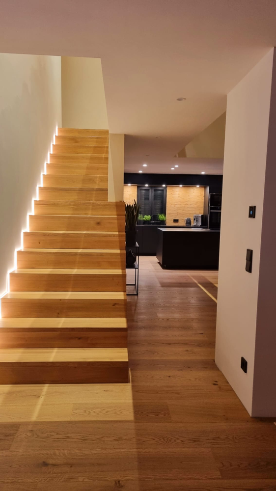 Faltwerktreppe in Eiche mit LED-Beleuchtung