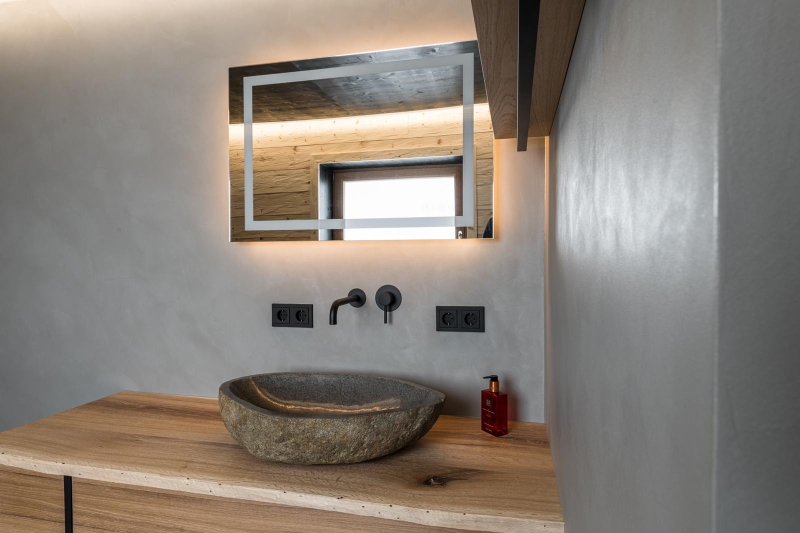 Waschtisch in Eiche mit Natursteinbecken