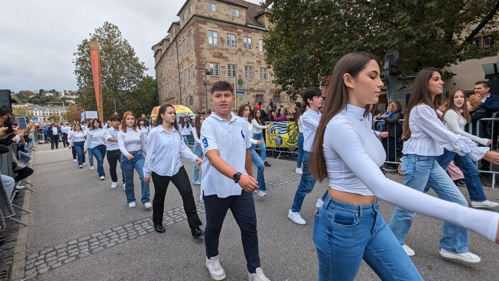 Μαθητές του ελληνικού Γυμνασίου Μονάχου στην παρέλαση στην Στουτγάρδη