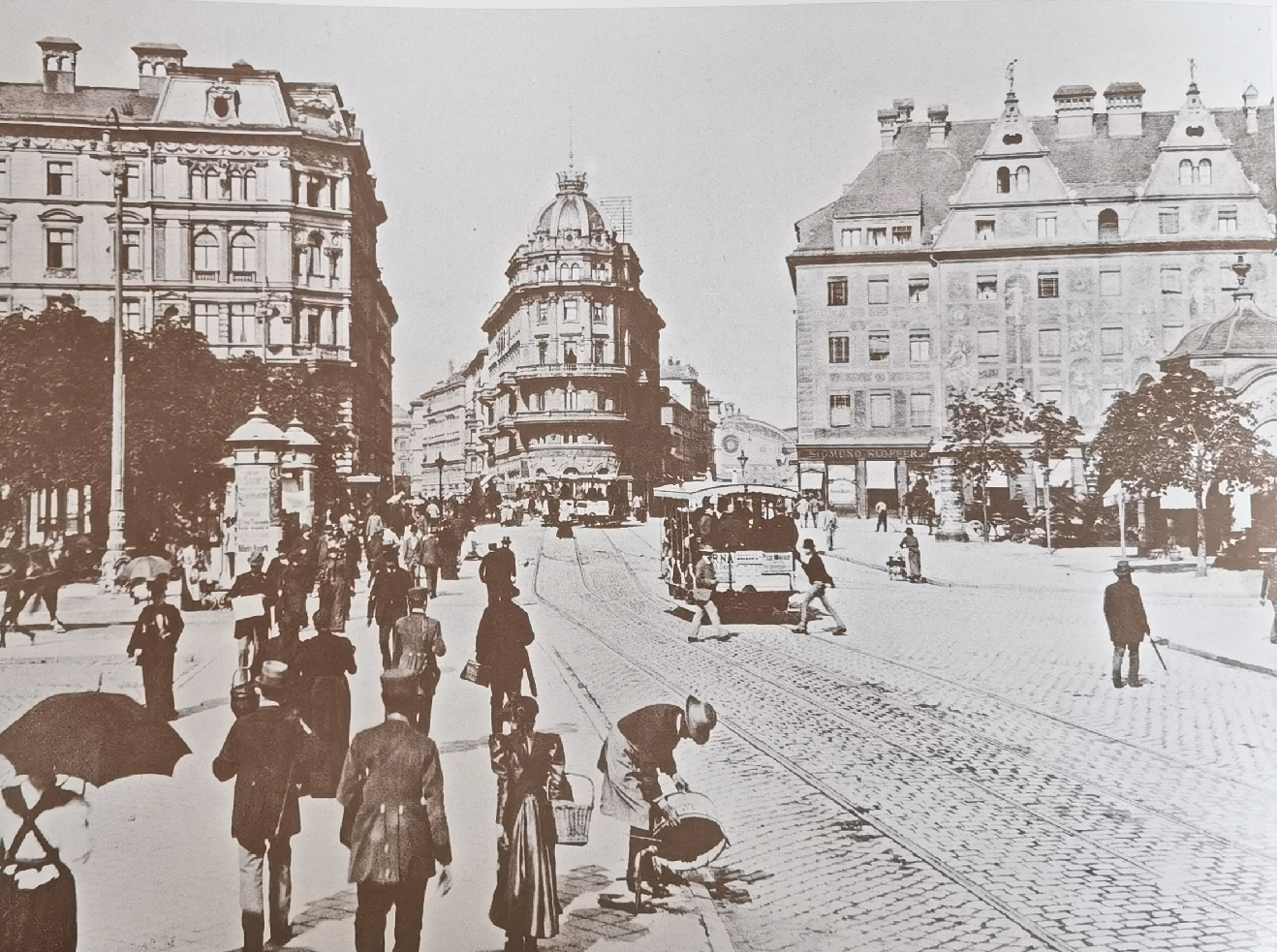 Φωτογραφία του 1893 που δείχνει αριστερά το τότε ξενοδοχείο "Stachus" (σημερινό Kaufhof) και δεξιά το ξενοδοχείο Bellevue(σημερινό Königshof) πηγή: Münchner Merkur