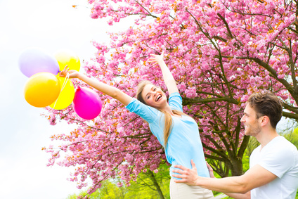Fröhliche Frau mit Luftballons in der Hand Anleitung zum Abnehmen Ernährungsberatung Aschaffenburg