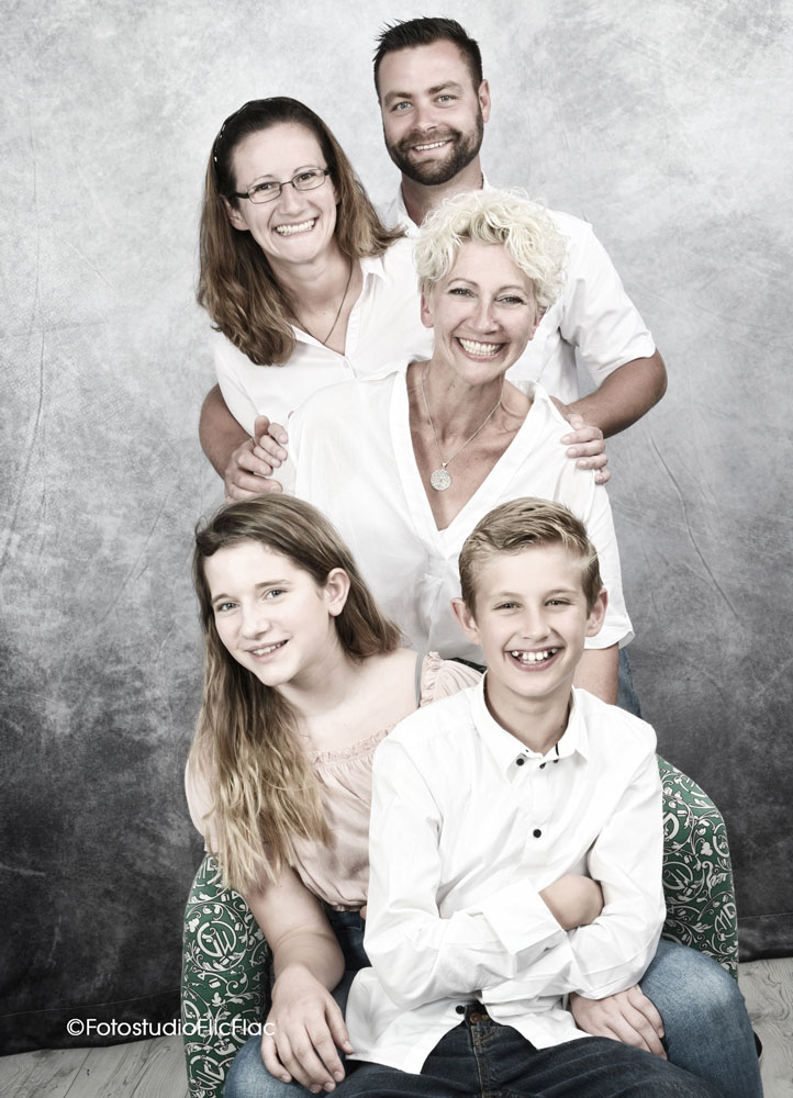 Familienfotos im Fotostudio Flic Flac in wunderschönen Hintergrundkulissen. 