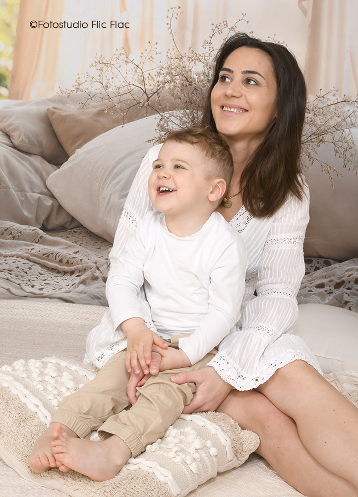 Familienfotos im Fotostudio Flic Flac in wunderschönen Hintergrundkulissen. 