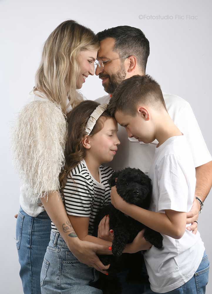 Familienfotos im Fotostudio Flic Flac in wunderschönen Hintergrundkulissen. 