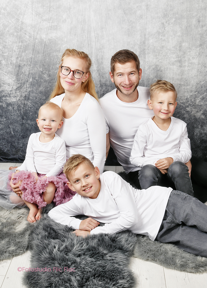 Familienfotos im Fotostudio Flic Flac in wunderschönen Hintergrundkulissen. 