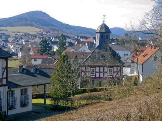 Ostseite der Kapelle mit Blick auf Breidenstein, Mai 2005