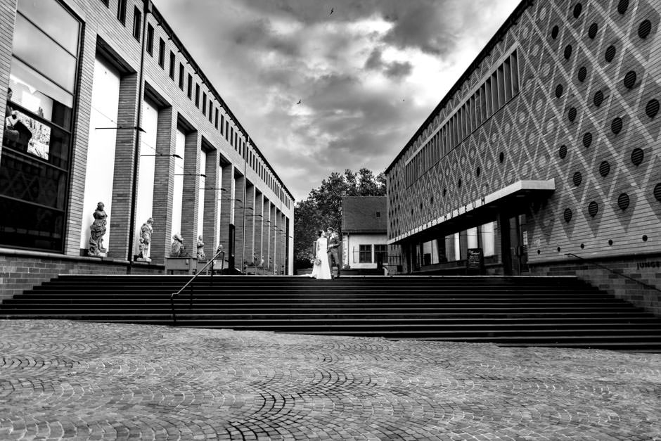 Brautpaar steht auf der Treppe den Deutschen Museums in Frankfurt - Hochzeitsfotograf Frankfurt - Hochzeitsfotograf Europa
