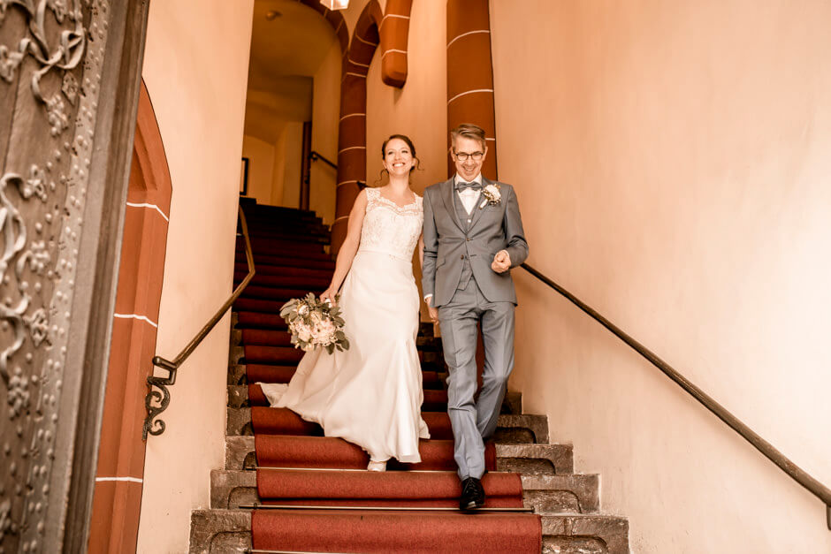 Brautpaar schreitet die Treppe vom Frankfurter Römer hinab
