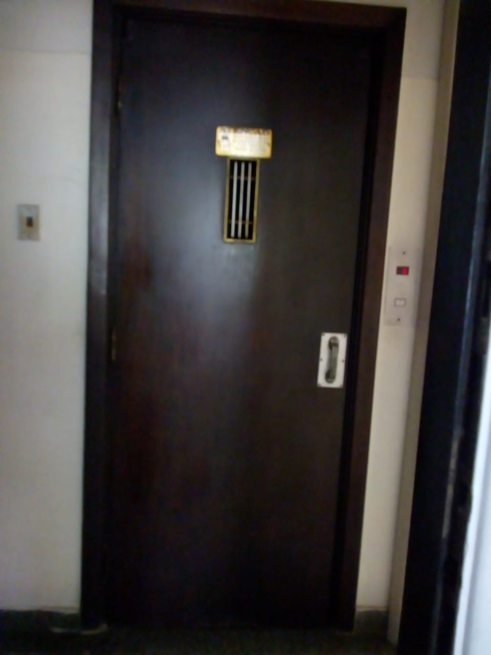 o elevador socia, enfrente à porta do apartamento