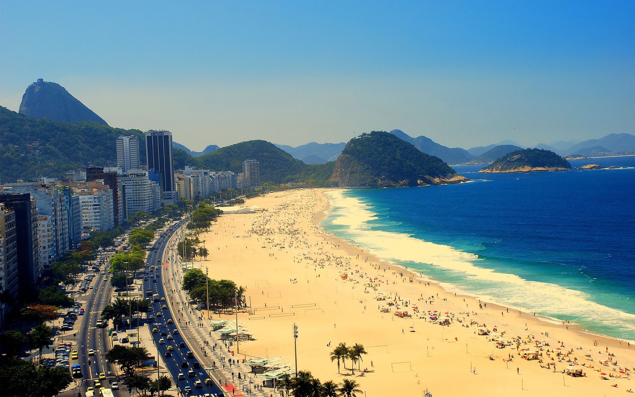 Copacabana, com o Leme ao final: perto do morro e das ilhas