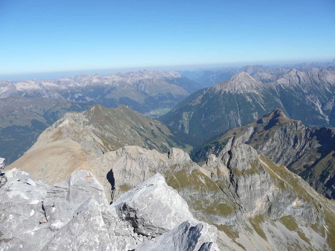 Blick von der Wetterspitze in die Allgäuer Alpen und auf Elbigenalp