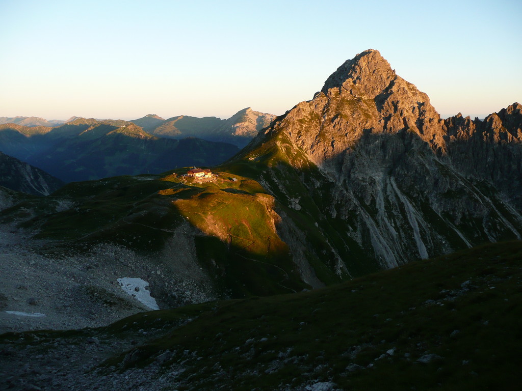 Fiderepasshütte im Morgenlicht