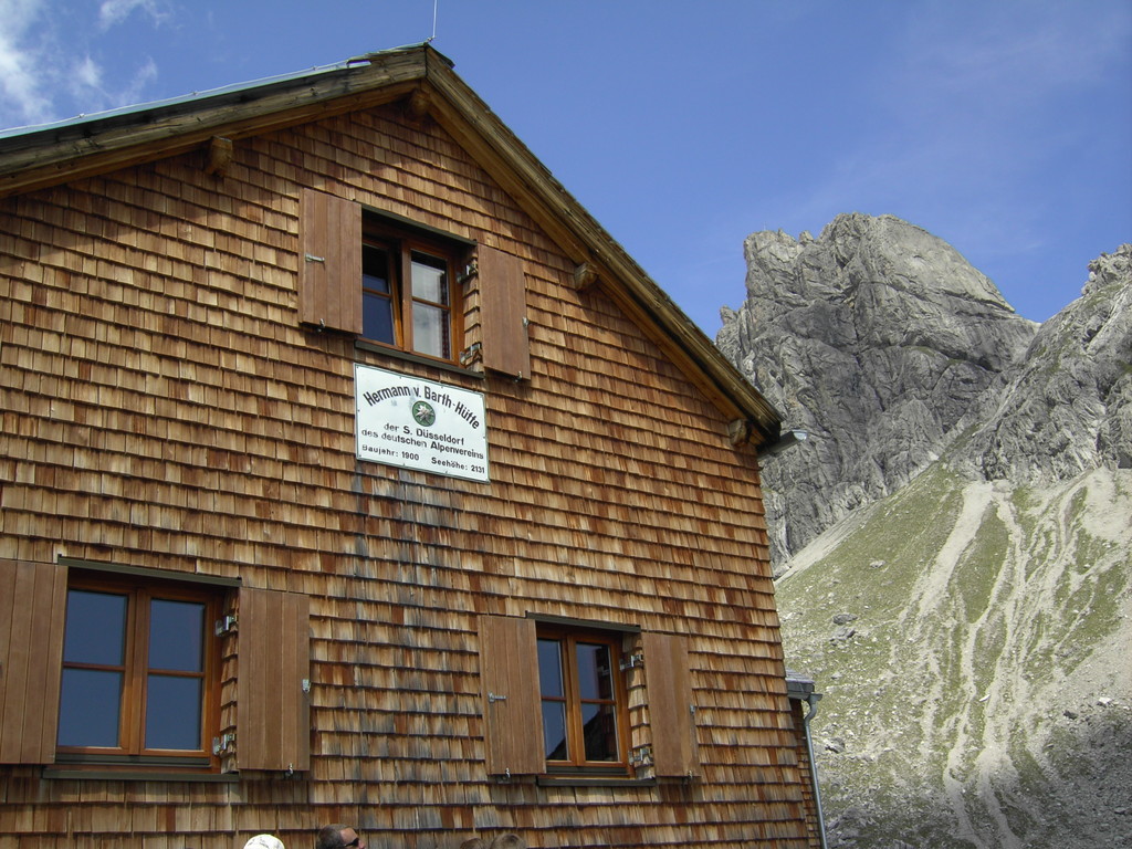 Hermann v.Barth Hütte mit Wolfebnerspitze