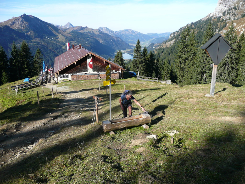 Schneetalalm mit Blick ins Tannheimer Tal