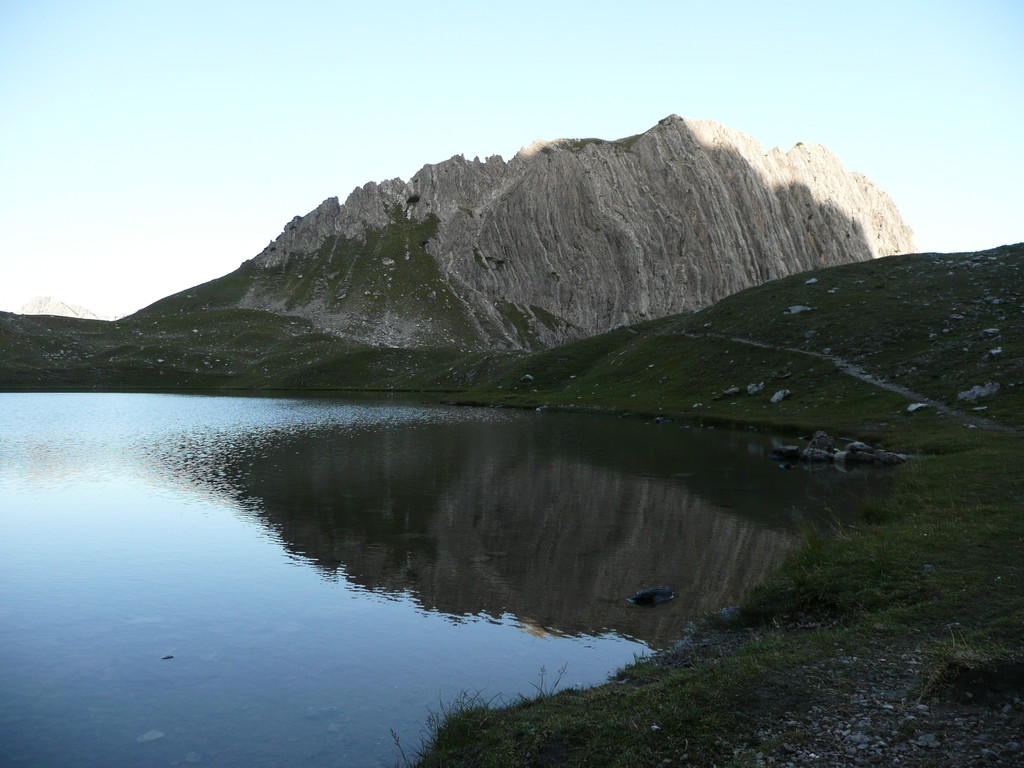 Kogelsee und Gipfel des Kogel mit Kogelgrat