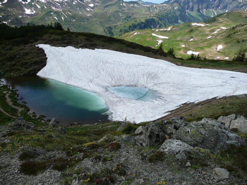 Blausee mit Eisresten