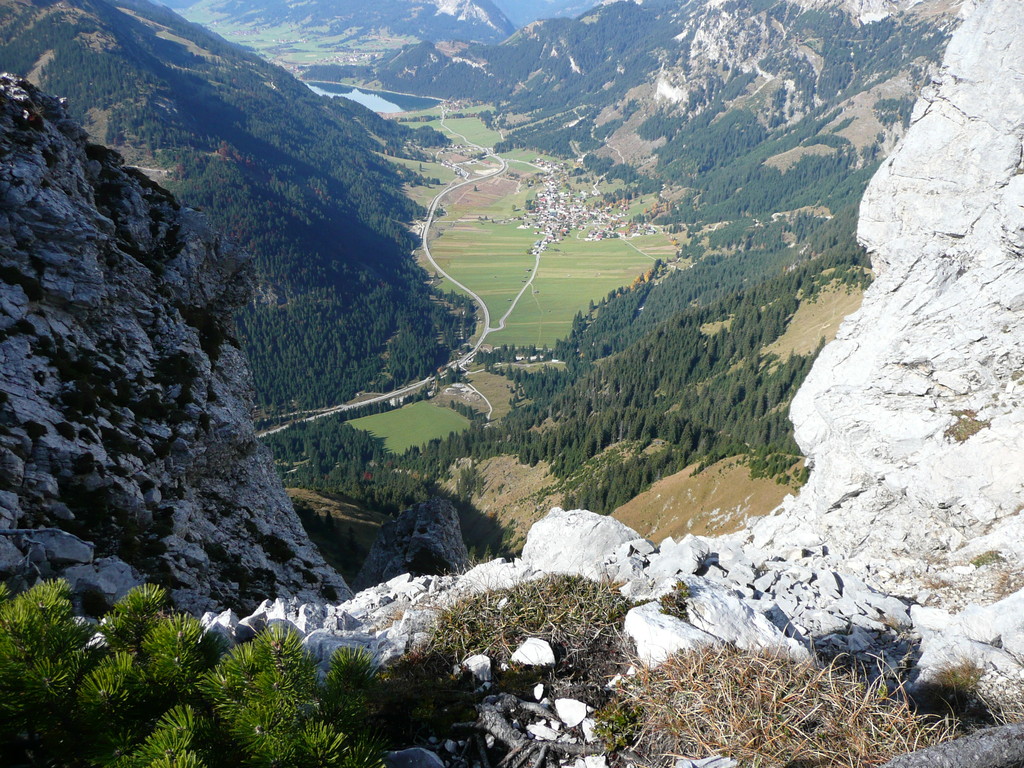 Schöner Vesperplatz unterhalb des Gipfels mit Blick ins Tal