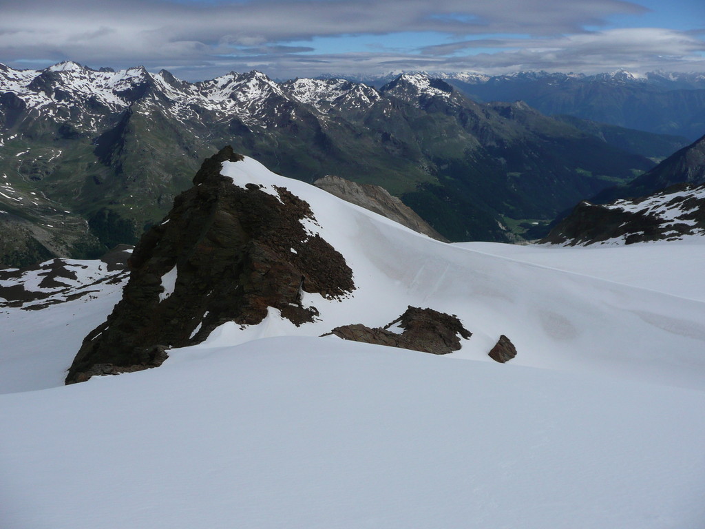 Blick auf den Gramsenferner,und im Hintergrund die Gipfel über dem Martelltal
