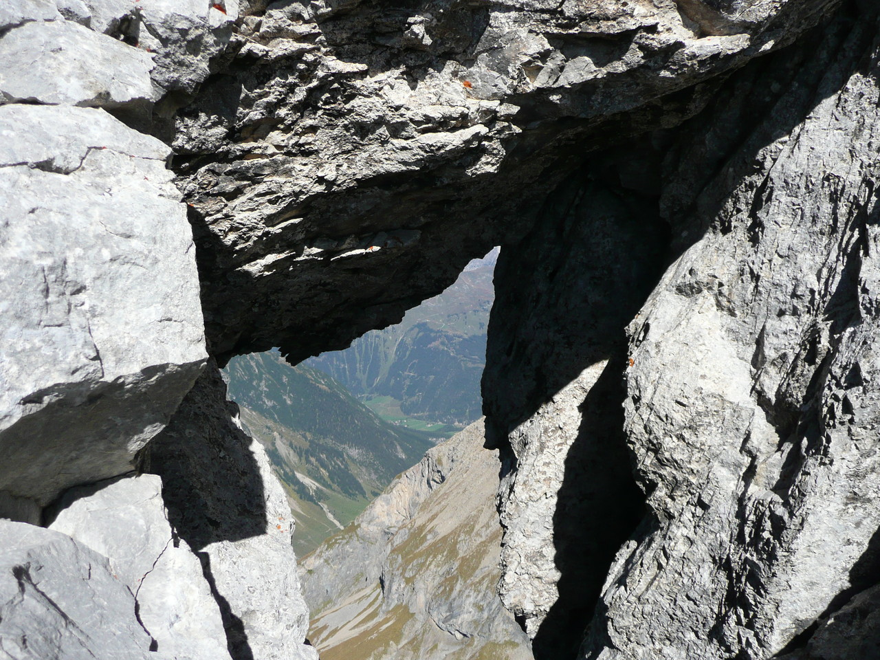 Felsenfenster am Weg