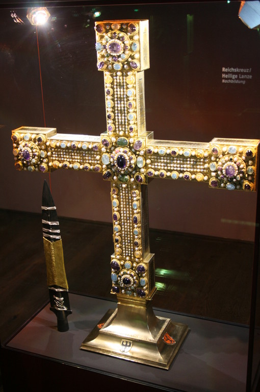 Das Reichskreuz mit der Heiligen Lanze (links) und das Kreuzpartikel (rechts)