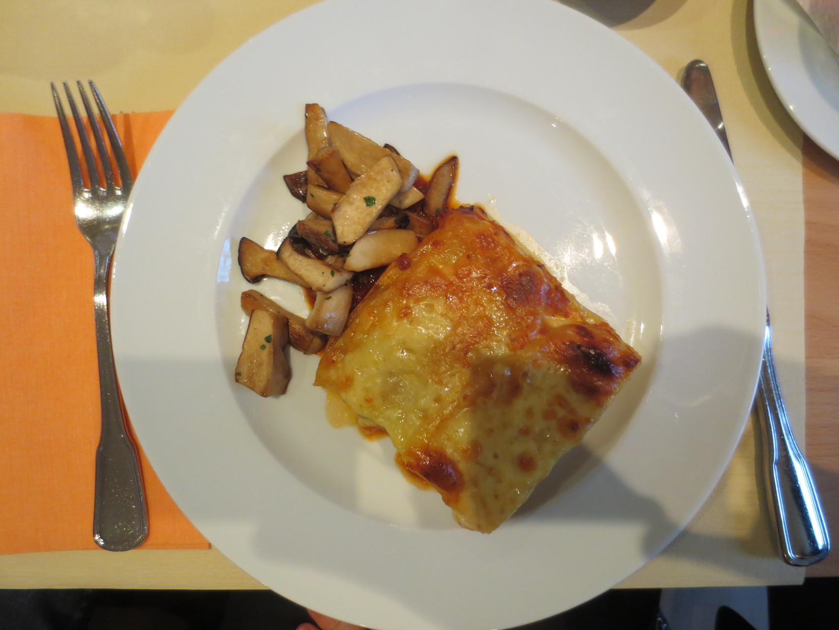 Menu VDSV-Business-Lunch: Gratiné Dalî (Provenzalischer Gemüseauflauf mit Kartoffeln, Zucchetti und Tomaten, gebratene Kräutersaitlinge)