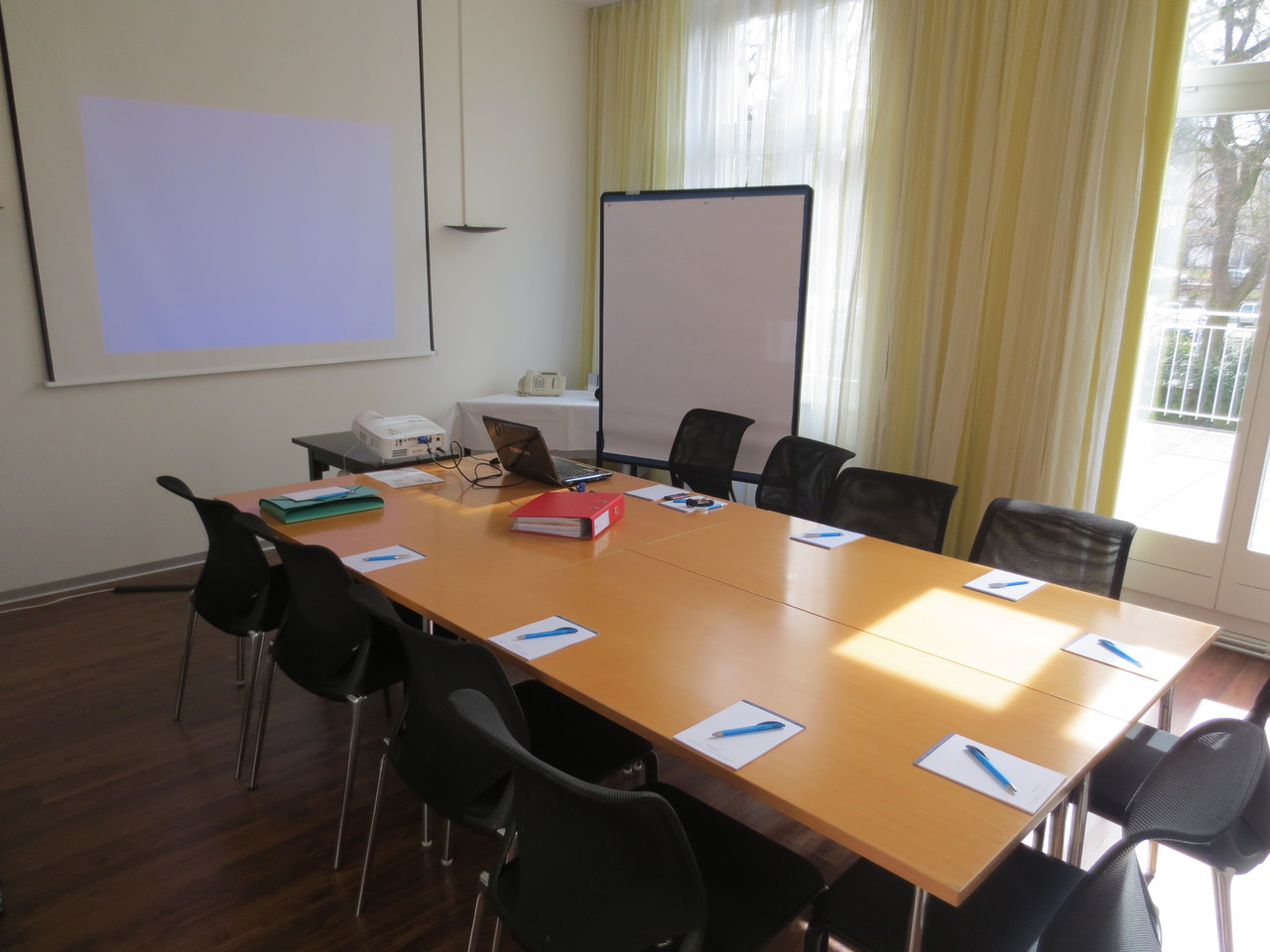 Letzte Vorbereitungen vor der HV im Galeriezimmer des Hotels Schützen in Rheinfelden