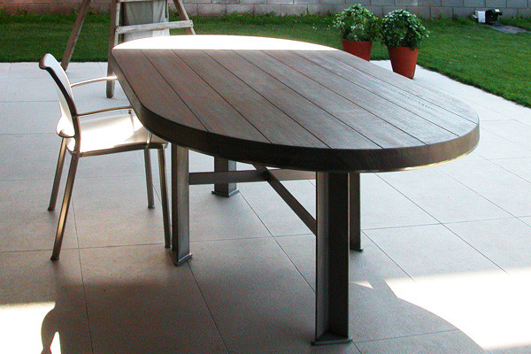 Mesa exterior de acero inoxidable y madera