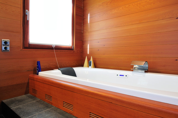 Bathtub with doussie wood paneling