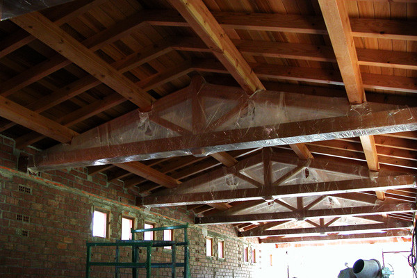 Assembling a roof with trusses