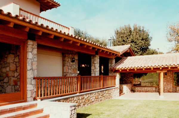 Roof, overhangs and porch