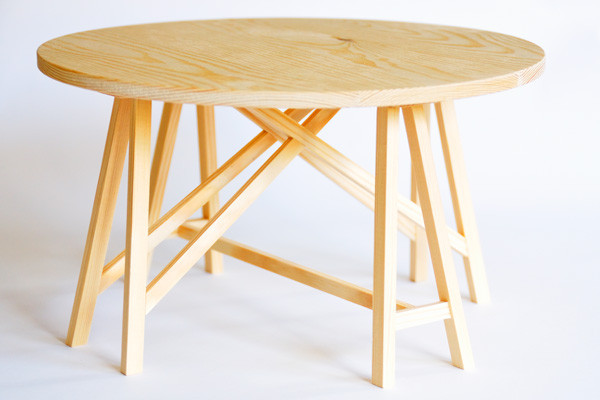 Model of a round sawhorse table