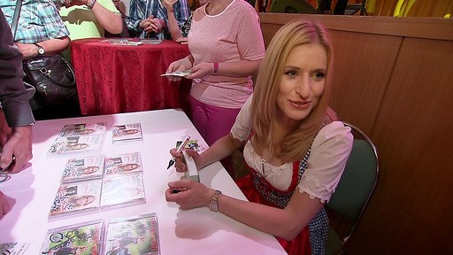 Autogammegeben gehört für Stefanie Hertel einfach dazu. Für ihre Fans nimmt sich die herzliche Blondine gerne Zeit.