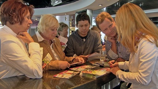 Zurück auf dem Schiff gibt es erst eine Plauderstunde und dann eine Autogrammstunde mit Stefanie. 