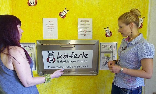 Stefanie trifft in Plauen Cathrin Schauer vom Karo e.V., die auch eine Babyklappe hat