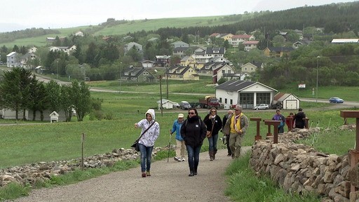 Stefanie ist mit ihren Fans auf den Lofoten unterwegs - alle sind warm angezogen, denn hier ist der Sommer bereits vorbei. 