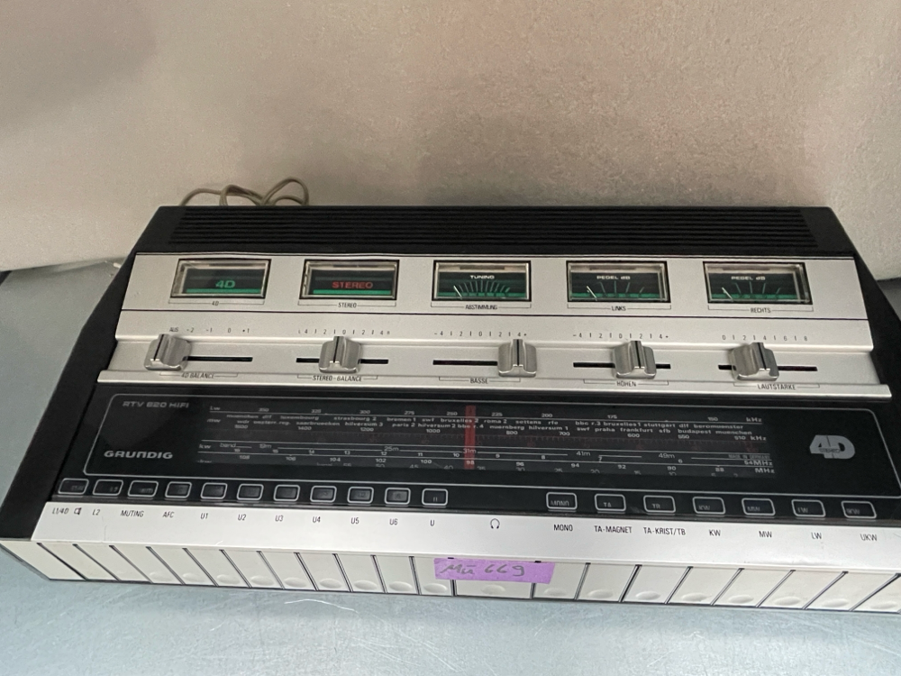 Grundig RTV 820 HiFi 4D Receiver Frontansicht mit 4D Anzeige, Stereo Anzeige, Tuning Instrument, Pegelanzeigen links und rechts, Schiebereglern für 4D Balance, Stereo Balance, Bässe, Höhen und Lautstärke, schwarzer Glasfrequenzskala mit UKW, MW und LW sowie Direktwahltasten U1 bis U6 und Bandwahlschaltern.