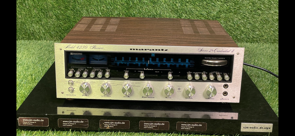 Quadrophonie Receiver Marantz 4230 Frontansicht mit Holzgehäuse und blau beleuchteter Skala